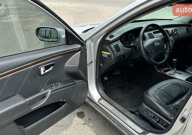 Серый Хендай Грандер, объемом двигателя 2.7 л и пробегом 247 тыс. км за 6700 $, фото 6 на Automoto.ua