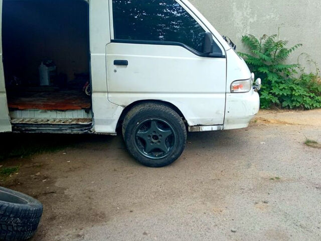 Белый Хендай Н 100 груз., объемом двигателя 2.5 л и пробегом 400 тыс. км за 2200 $, фото 1 на Automoto.ua