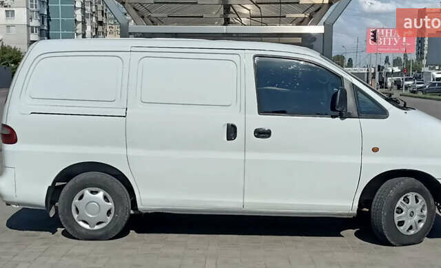 Белый Хендай Н 200, объемом двигателя 2.5 л и пробегом 430 тыс. км за 2500 $, фото 4 на Automoto.ua