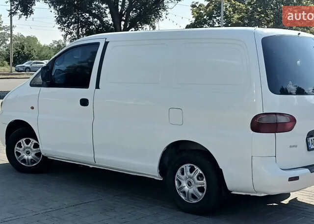 Белый Хендай Н 200, объемом двигателя 2.5 л и пробегом 430 тыс. км за 2500 $, фото 1 на Automoto.ua