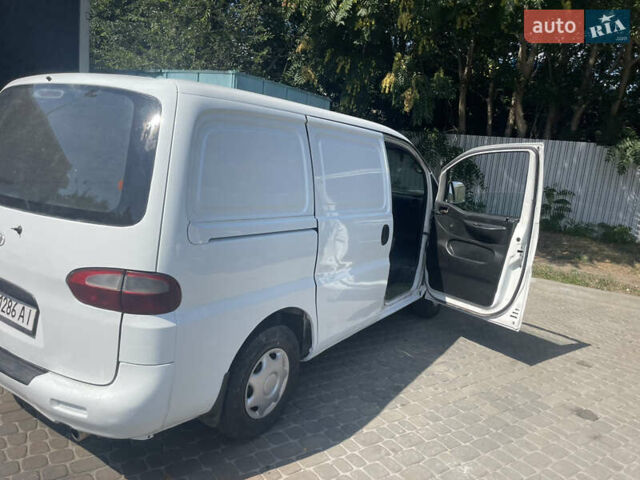 Белый Хендай Н 200, объемом двигателя 2.5 л и пробегом 430 тыс. км за 2500 $, фото 9 на Automoto.ua