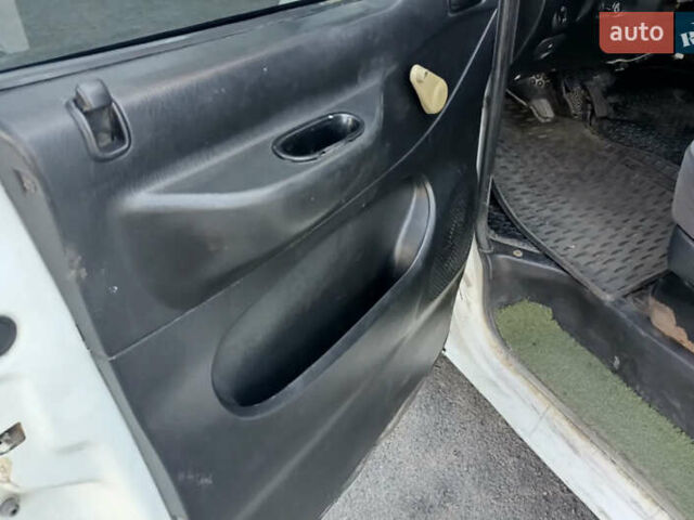 Белый Хендай Н 200, объемом двигателя 2.5 л и пробегом 430 тыс. км за 2500 $, фото 12 на Automoto.ua