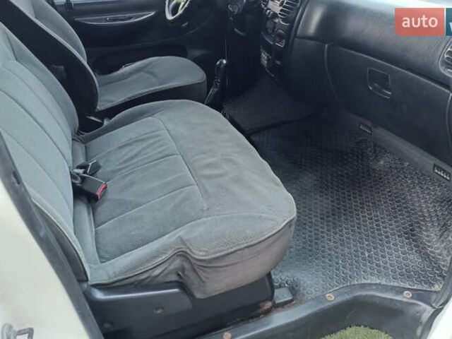 Белый Хендай Н 200, объемом двигателя 2.5 л и пробегом 430 тыс. км за 2500 $, фото 19 на Automoto.ua