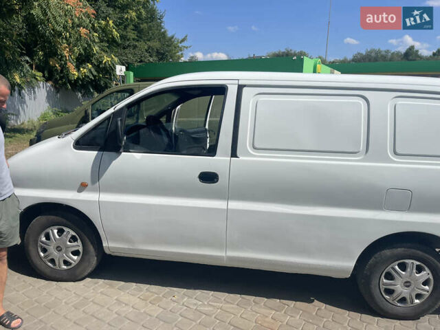 Белый Хендай Н 200, объемом двигателя 2.5 л и пробегом 430 тыс. км за 2500 $, фото 8 на Automoto.ua