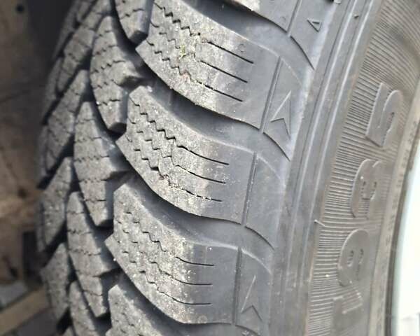 Белый Хендай Н 200, объемом двигателя 2.48 л и пробегом 348 тыс. км за 4500 $, фото 11 на Automoto.ua