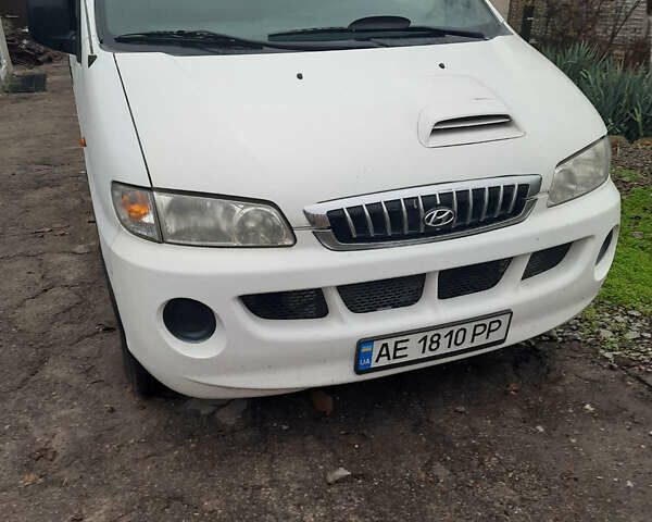 Білий Хендай Н 200, об'ємом двигуна 2.5 л та пробігом 281 тис. км за 5000 $, фото 1 на Automoto.ua