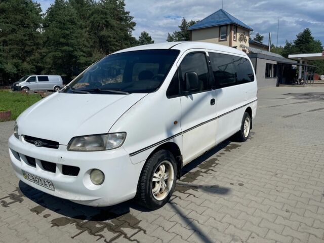 Белый Хендай Н 200, объемом двигателя 2.5 л и пробегом 355 тыс. км за 2000 $, фото 1 на Automoto.ua