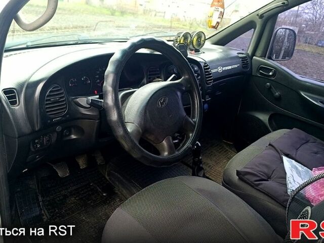 Білий Хендай Н 200, об'ємом двигуна 2.5 л та пробігом 485 тис. км за 3900 $, фото 3 на Automoto.ua