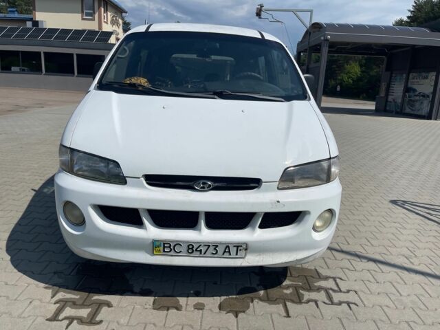 Белый Хендай Н 200, объемом двигателя 2.5 л и пробегом 355 тыс. км за 2000 $, фото 2 на Automoto.ua