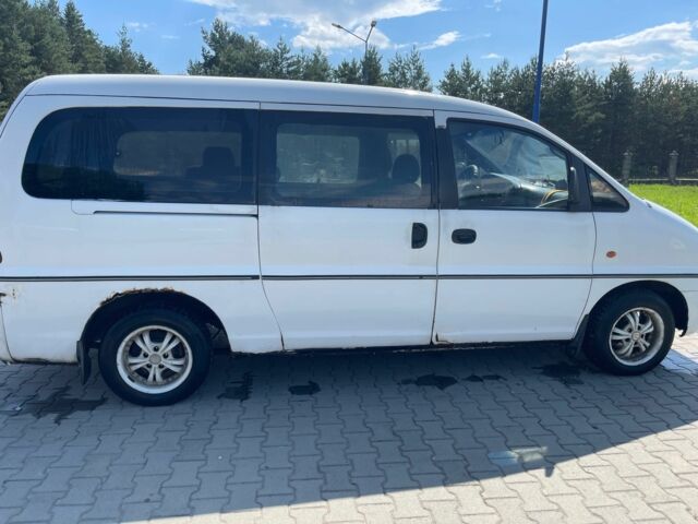 Белый Хендай Н 200, объемом двигателя 2.5 л и пробегом 355 тыс. км за 2000 $, фото 4 на Automoto.ua