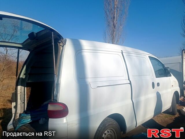 Белый Хендай Н 200, объемом двигателя 2.5 л и пробегом 350 тыс. км за 2700 $, фото 3 на Automoto.ua
