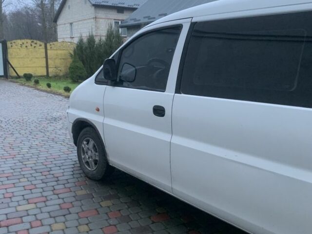 Белый Хендай Н 200, объемом двигателя 2.5 л и пробегом 410 тыс. км за 2700 $, фото 2 на Automoto.ua