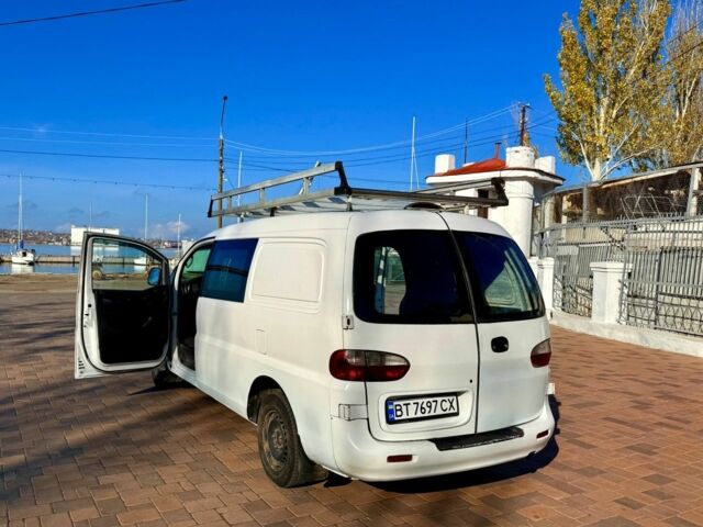 Белый Хендай Н 200, объемом двигателя 2.5 л и пробегом 135 тыс. км за 4400 $, фото 2 на Automoto.ua