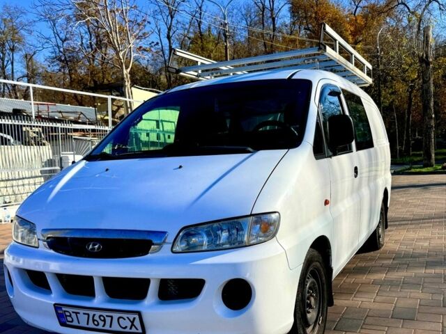 Белый Хендай Н 200, объемом двигателя 2.5 л и пробегом 135 тыс. км за 4400 $, фото 1 на Automoto.ua