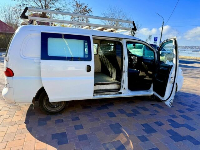 Белый Хендай Н 200, объемом двигателя 2.5 л и пробегом 135 тыс. км за 4400 $, фото 5 на Automoto.ua