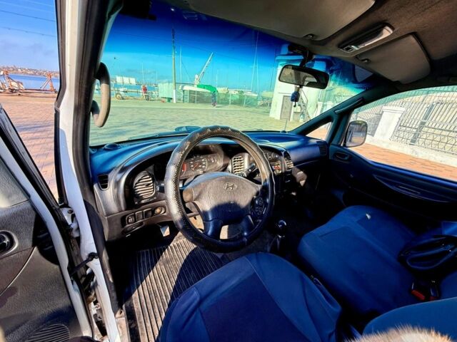 Белый Хендай Н 200, объемом двигателя 2.5 л и пробегом 135 тыс. км за 4400 $, фото 6 на Automoto.ua