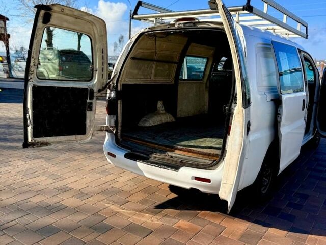 Белый Хендай Н 200, объемом двигателя 2.5 л и пробегом 135 тыс. км за 4400 $, фото 3 на Automoto.ua