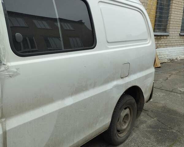 Белый Хендай Н 200, объемом двигателя 2.5 л и пробегом 212 тыс. км за 2500 $, фото 4 на Automoto.ua