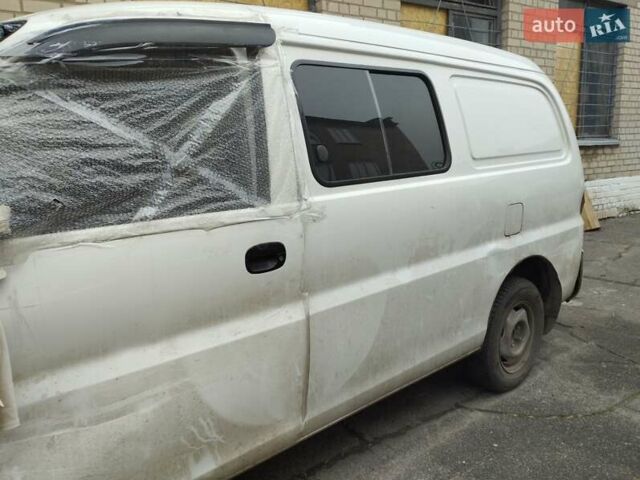 Белый Хендай Н 200, объемом двигателя 2.5 л и пробегом 212 тыс. км за 2500 $, фото 13 на Automoto.ua