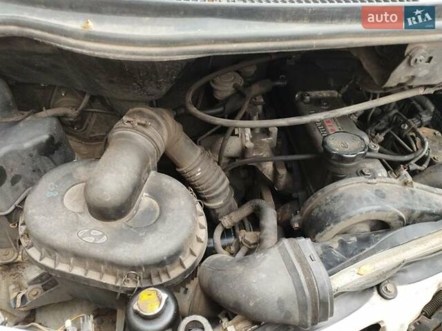 Белый Хендай Н 200, объемом двигателя 2.5 л и пробегом 212 тыс. км за 2500 $, фото 7 на Automoto.ua