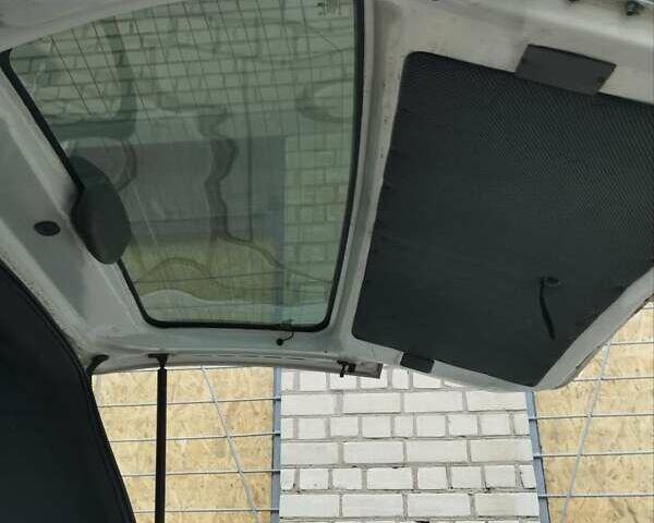 Белый Хендай Н 200, объемом двигателя 2.5 л и пробегом 212 тыс. км за 2500 $, фото 14 на Automoto.ua