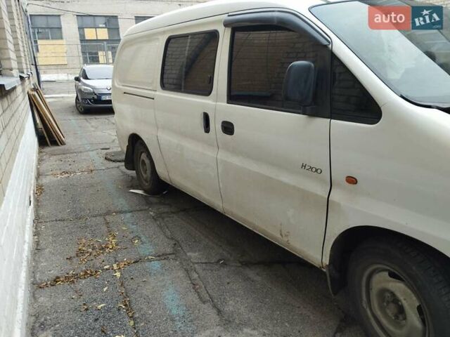 Белый Хендай Н 200, объемом двигателя 2.5 л и пробегом 212 тыс. км за 2500 $, фото 5 на Automoto.ua