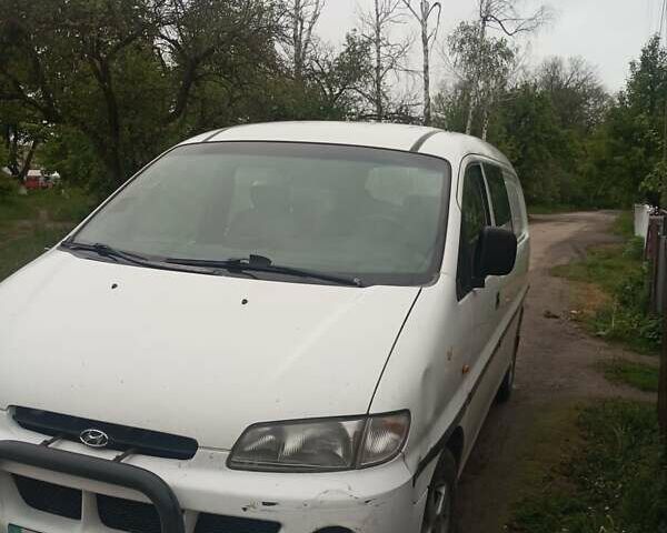 Белый Хендай Н 200, объемом двигателя 2.5 л и пробегом 244 тыс. км за 3300 $, фото 1 на Automoto.ua