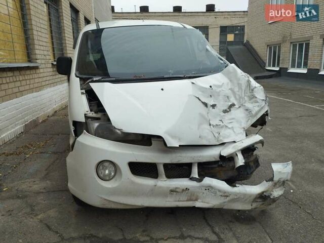 Белый Хендай Н 200, объемом двигателя 2.5 л и пробегом 212 тыс. км за 2500 $, фото 2 на Automoto.ua