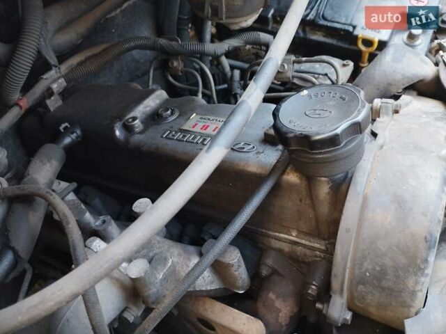 Белый Хендай Н 200, объемом двигателя 2.5 л и пробегом 212 тыс. км за 2500 $, фото 11 на Automoto.ua