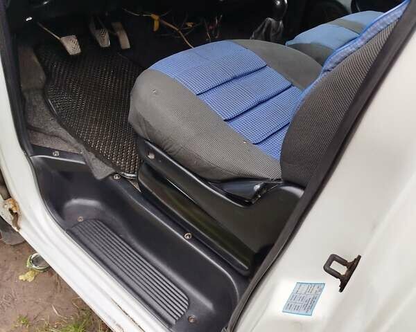 Білий Хендай Н 200, об'ємом двигуна 0 л та пробігом 350 тис. км за 3800 $, фото 18 на Automoto.ua