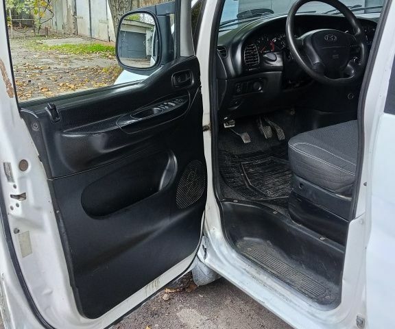 Белый Хендай Н 200, объемом двигателя 2 л и пробегом 235 тыс. км за 4100 $, фото 10 на Automoto.ua