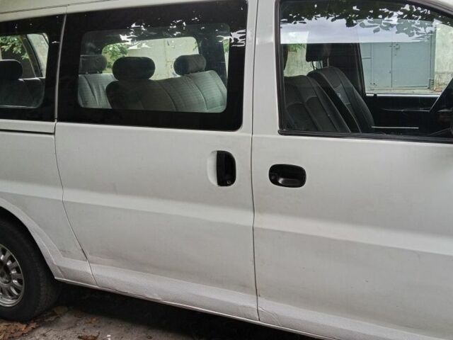 Белый Хендай Н 200, объемом двигателя 2 л и пробегом 235 тыс. км за 4100 $, фото 2 на Automoto.ua