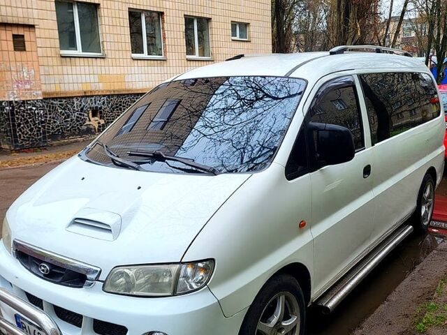 Белый Хендай Н 200, объемом двигателя 2.5 л и пробегом 250 тыс. км за 3500 $, фото 1 на Automoto.ua