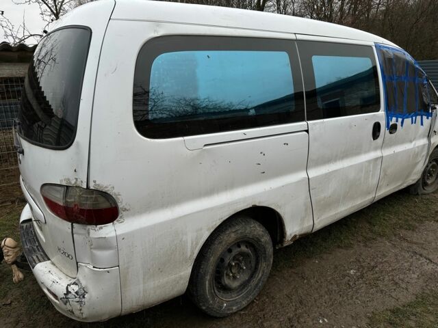 Белый Хендай Н 200, объемом двигателя 2.5 л и пробегом 2 тыс. км за 2000 $, фото 2 на Automoto.ua