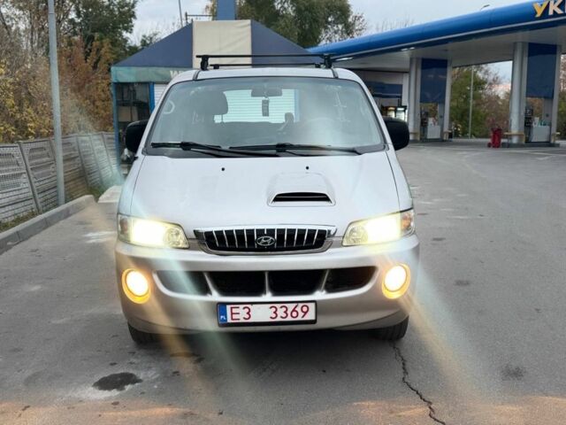 Бежевый Хендай Н 200, объемом двигателя 2.5 л и пробегом 250 тыс. км за 3800 $, фото 1 на Automoto.ua