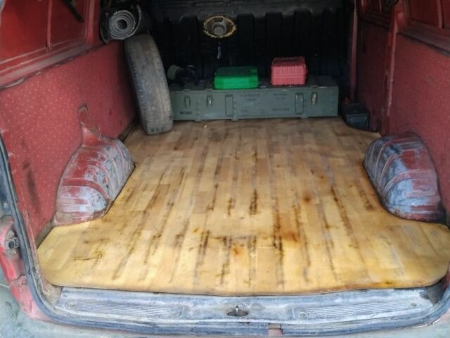 Красный Хендай Н 200, объемом двигателя 2.5 л и пробегом 200 тыс. км за 2500 $, фото 4 на Automoto.ua