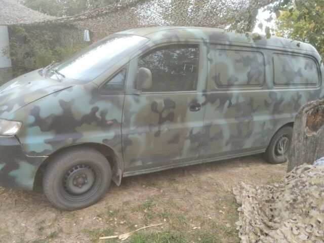 Красный Хендай Н 200, объемом двигателя 2.5 л и пробегом 200 тыс. км за 2500 $, фото 2 на Automoto.ua