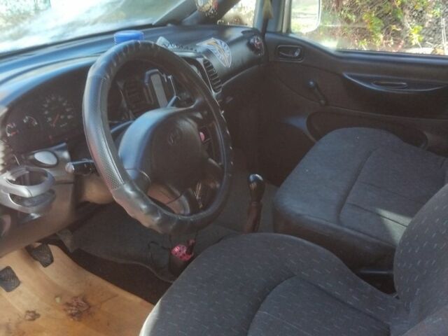 Красный Хендай Н 200, объемом двигателя 2.5 л и пробегом 200 тыс. км за 2500 $, фото 6 на Automoto.ua