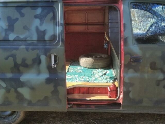 Красный Хендай Н 200, объемом двигателя 2.5 л и пробегом 200 тыс. км за 2500 $, фото 5 на Automoto.ua