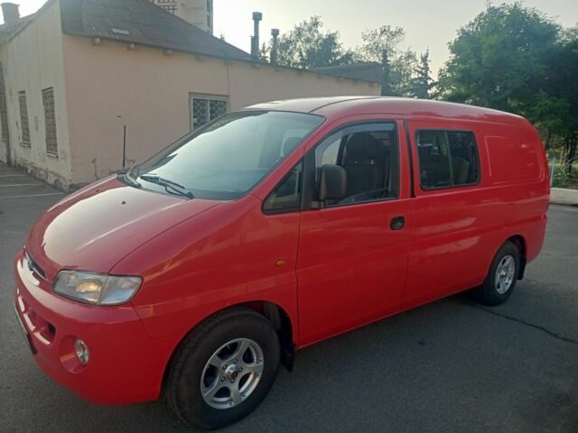 Красный Хендай Н 200, объемом двигателя 2.5 л и пробегом 262 тыс. км за 4500 $, фото 5 на Automoto.ua