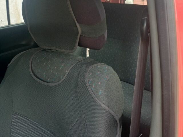 Красный Хендай Н 200, объемом двигателя 2.5 л и пробегом 262 тыс. км за 4500 $, фото 2 на Automoto.ua