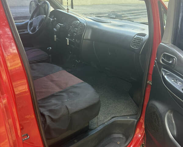 Красный Хендай Н 200, объемом двигателя 2.48 л и пробегом 300 тыс. км за 3600 $, фото 4 на Automoto.ua