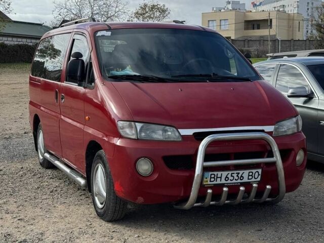 Красный Хендай Н 200, объемом двигателя 2 л и пробегом 340 тыс. км за 3300 $, фото 3 на Automoto.ua