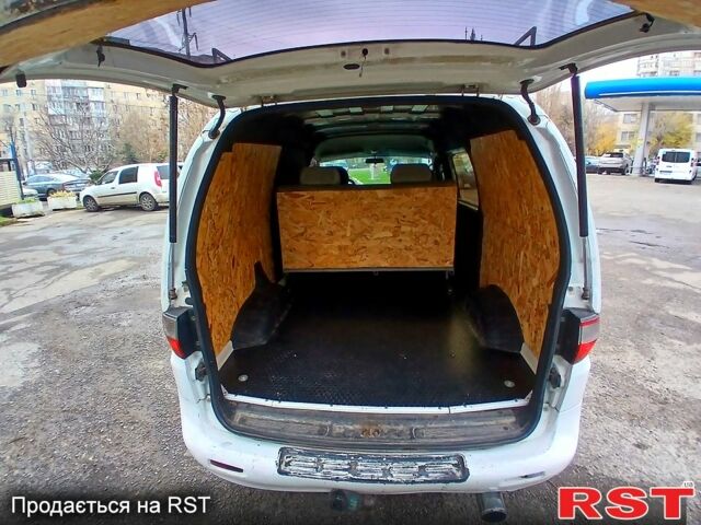 Белый Хендай Н 200 пасс., объемом двигателя 2.5 л и пробегом 300 тыс. км за 3299 $, фото 7 на Automoto.ua