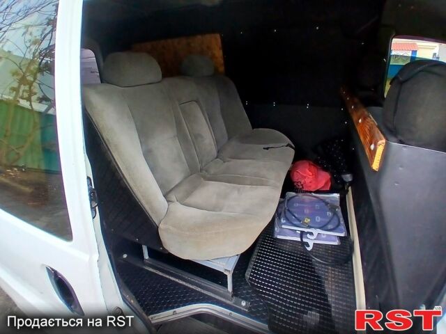 Белый Хендай Н 200 пасс., объемом двигателя 2.5 л и пробегом 300 тыс. км за 3299 $, фото 5 на Automoto.ua