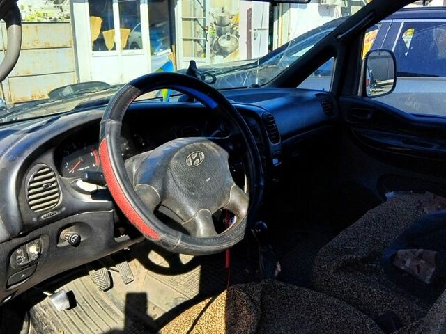 Белый Хендай Н 200 пасс., объемом двигателя 2.5 л и пробегом 300 тыс. км за 2300 $, фото 1 на Automoto.ua