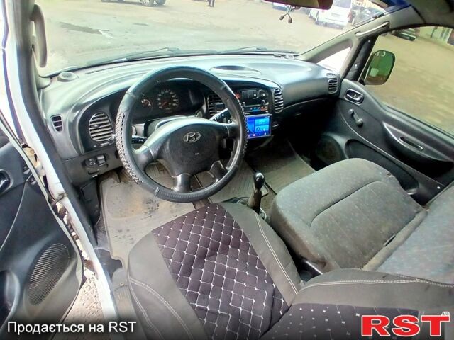 Белый Хендай Н 200 пасс., объемом двигателя 2.5 л и пробегом 300 тыс. км за 3299 $, фото 6 на Automoto.ua