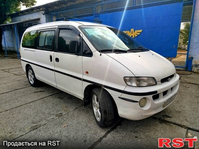 Белый Хендай Н 200 пасс., объемом двигателя 2.5 л и пробегом 250 тыс. км за 4100 $, фото 2 на Automoto.ua