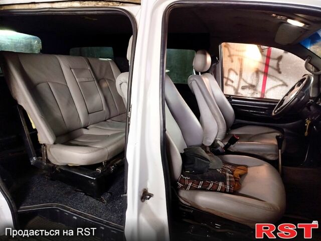 Белый Хендай Н 200 пасс., объемом двигателя 2.5 л и пробегом 289 тыс. км за 3600 $, фото 4 на Automoto.ua