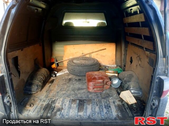 Черный Хендай Н 200 пасс., объемом двигателя 2.5 л и пробегом 416 тыс. км за 3600 $, фото 3 на Automoto.ua